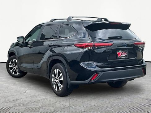 Used 2023 Toyota Highlander XLE AWD/4WD image 4