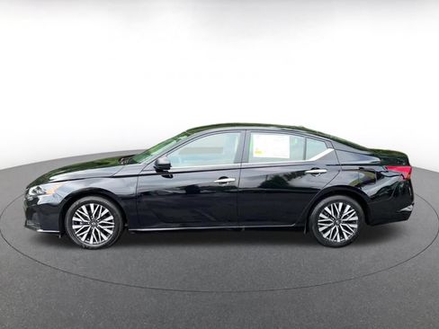 Used 2025 Nissan Altima 2.5 SV FWD image 9