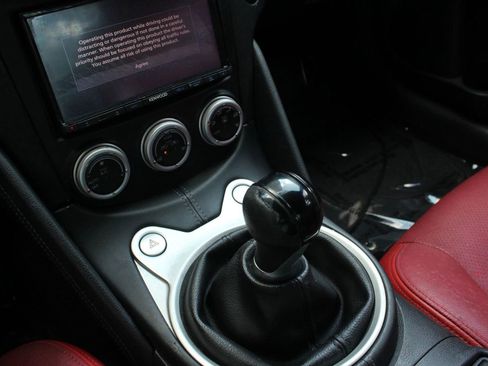 Used 2011 Nissan 370Z Coupe RWD image 25
