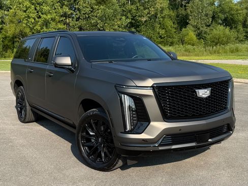 Used 2025 Cadillac Escalade ESV Premium Luxury w/ LPO, Radiant Package AWD/4WD image 1