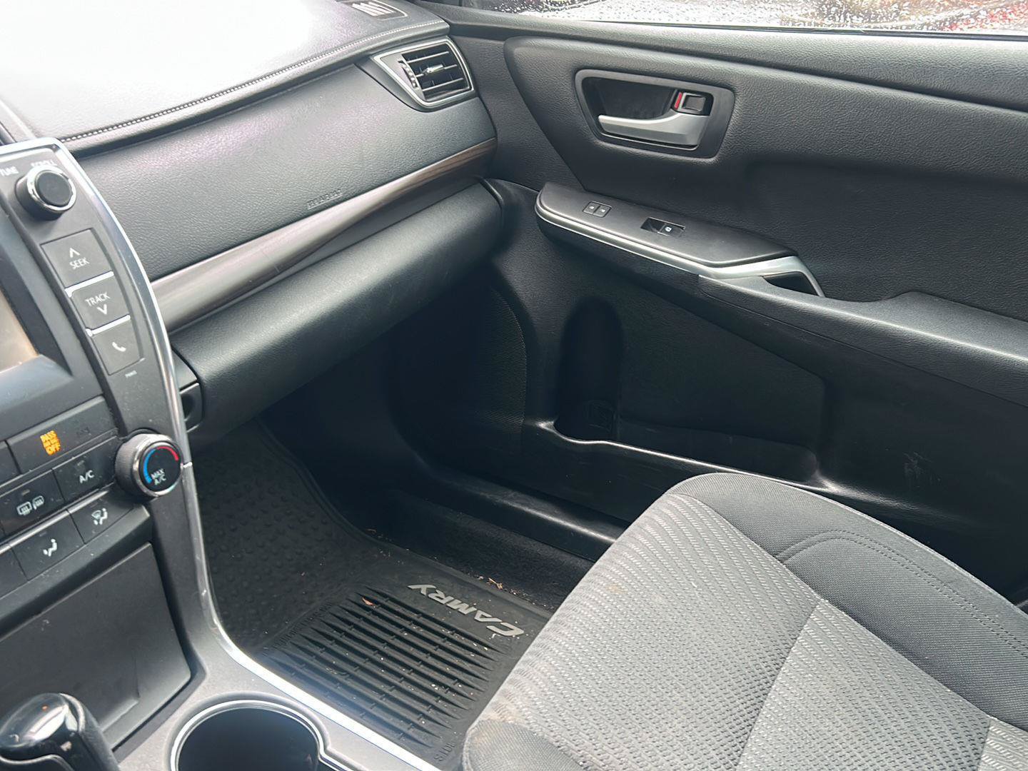 Used 2015 Toyota Camry LE FWD image 15