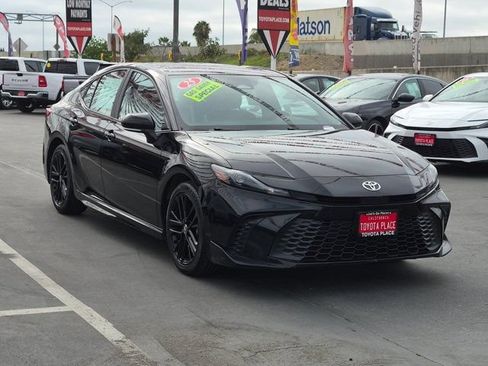 Used 2025 Toyota Camry SE FWD image 3