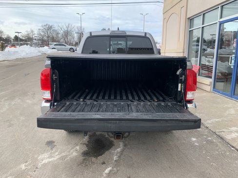 Used 2017 Toyota Tacoma SR5 w/ Tow Package RWD image 8
