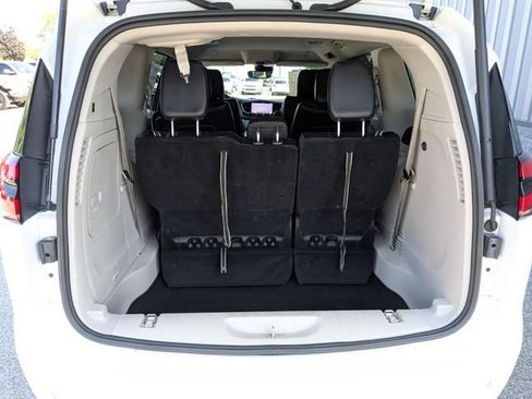 Used 2023 Chrysler Pacifica Touring-L FWD image 28