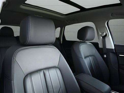 Used 2024 Audi Q8 e-tron Premium image 32