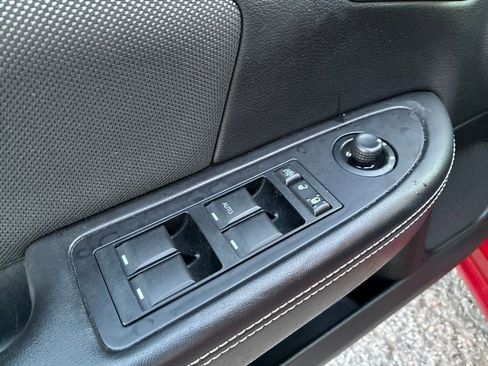 Used 2013 Dodge Avenger SE image 12