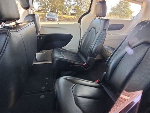 Used 2023 Chrysler Pacifica Touring-L image 9