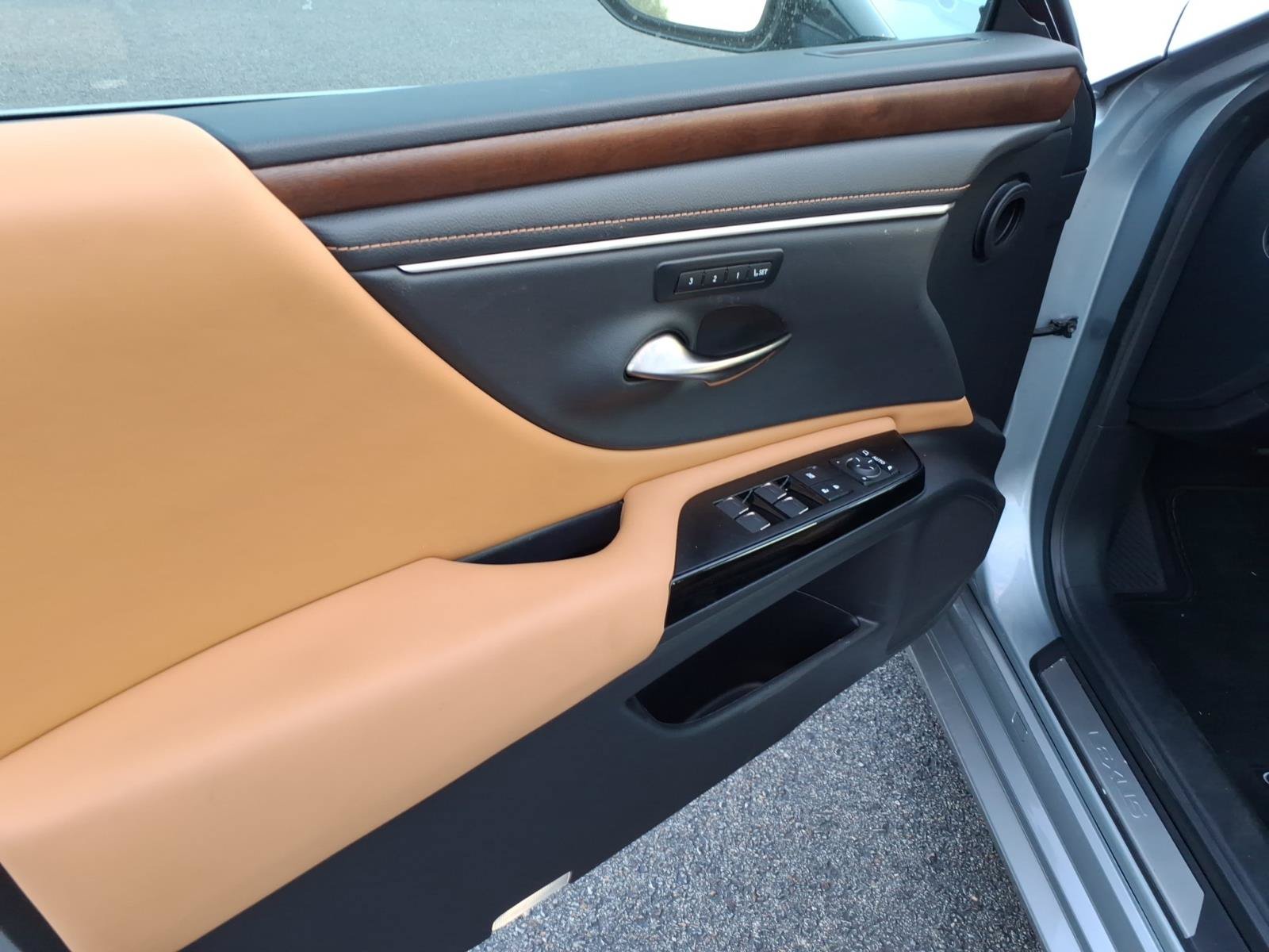 Used 2024 Lexus ES 350 w/ Premium Package FWD image 9