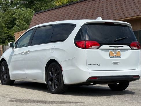 Used 2020 Chrysler Pacifica Touring w/ S Appearance Package FWD image 3
