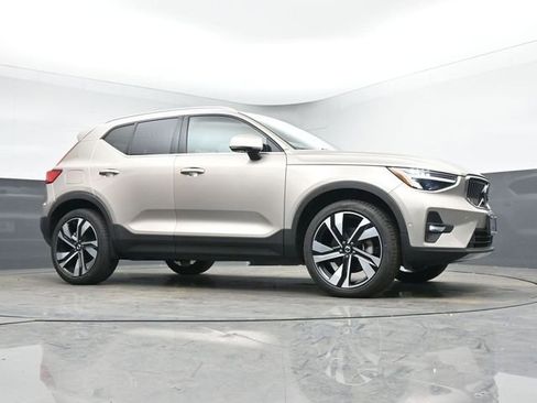 Used 2023 Volvo XC40 B5 Plus w/ Driver Assist Package image 9