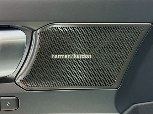 Certified 2023 Volvo XC40 Recharge Ultimate image 18