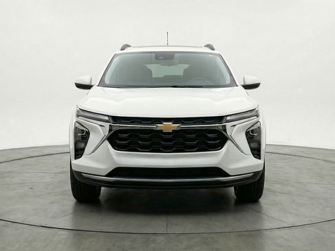 Used 2025 Chevrolet Trax LT image 2