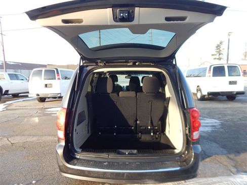 Used 2018 Dodge Grand Caravan SE w/ UConnect Hands-Free Group image 9