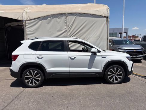 Used 2022 Volkswagen Taos SE FWD image 3