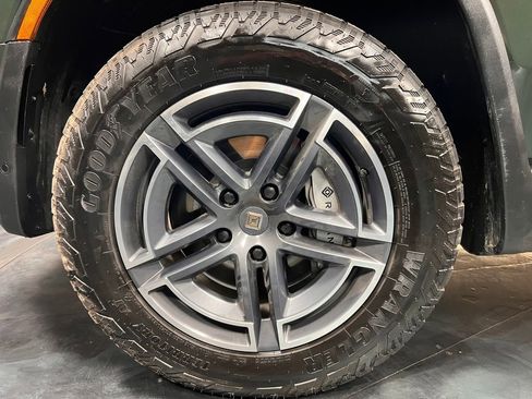 Used 2025 Rivian R1S Adventure image 23