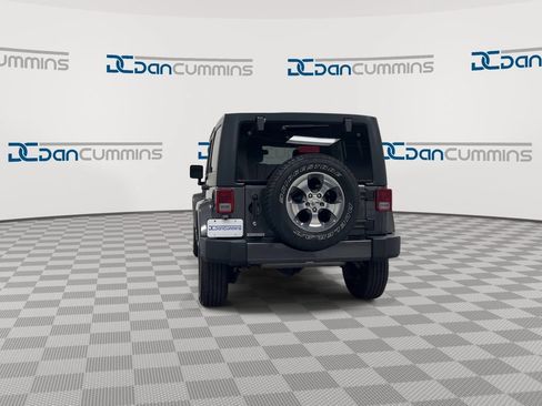 Used 2017 Jeep Wrangler Unlimited Sahara w/ Connectivity Group AWD/4WD image 7