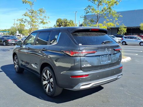 New 2025 Mitsubishi Outlander SE image 3