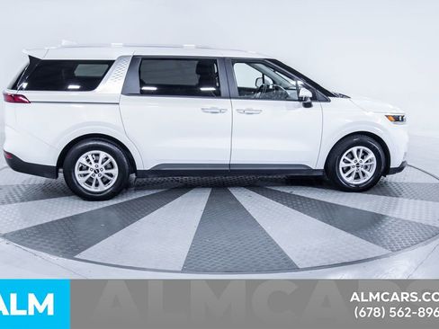 Used 2024 Kia Carnival LX image 11
