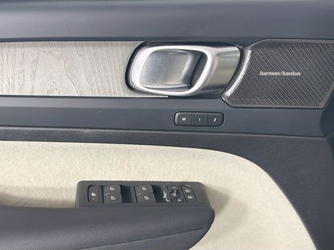 Certified 2023 Volvo XC40 B5 Plus AWD/4WD image 17