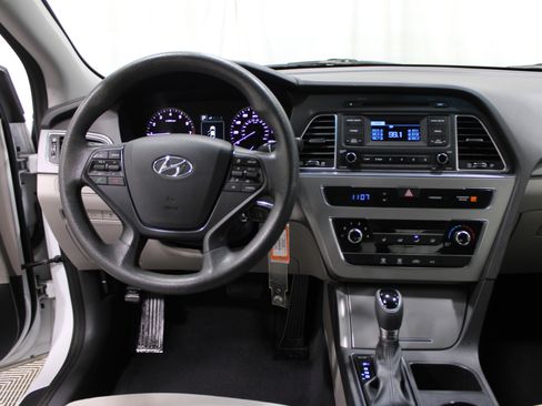 Used 2015 Hyundai Sonata SE image 2
