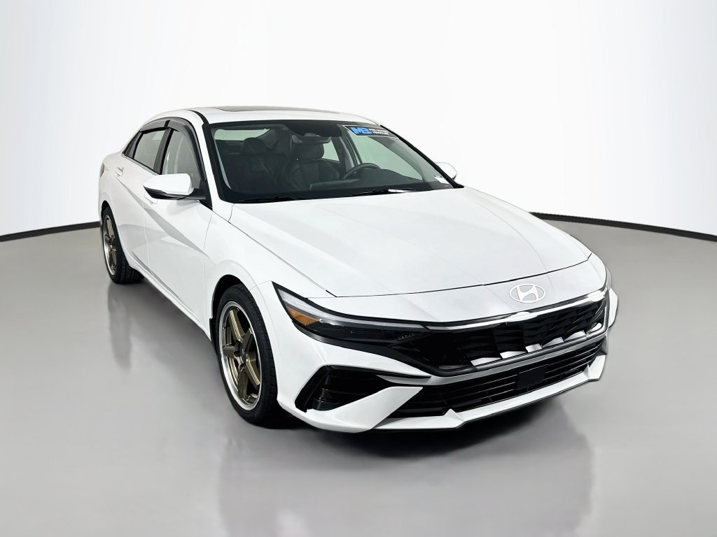 Certified 2025 Hyundai Elantra Limited FWD image 3