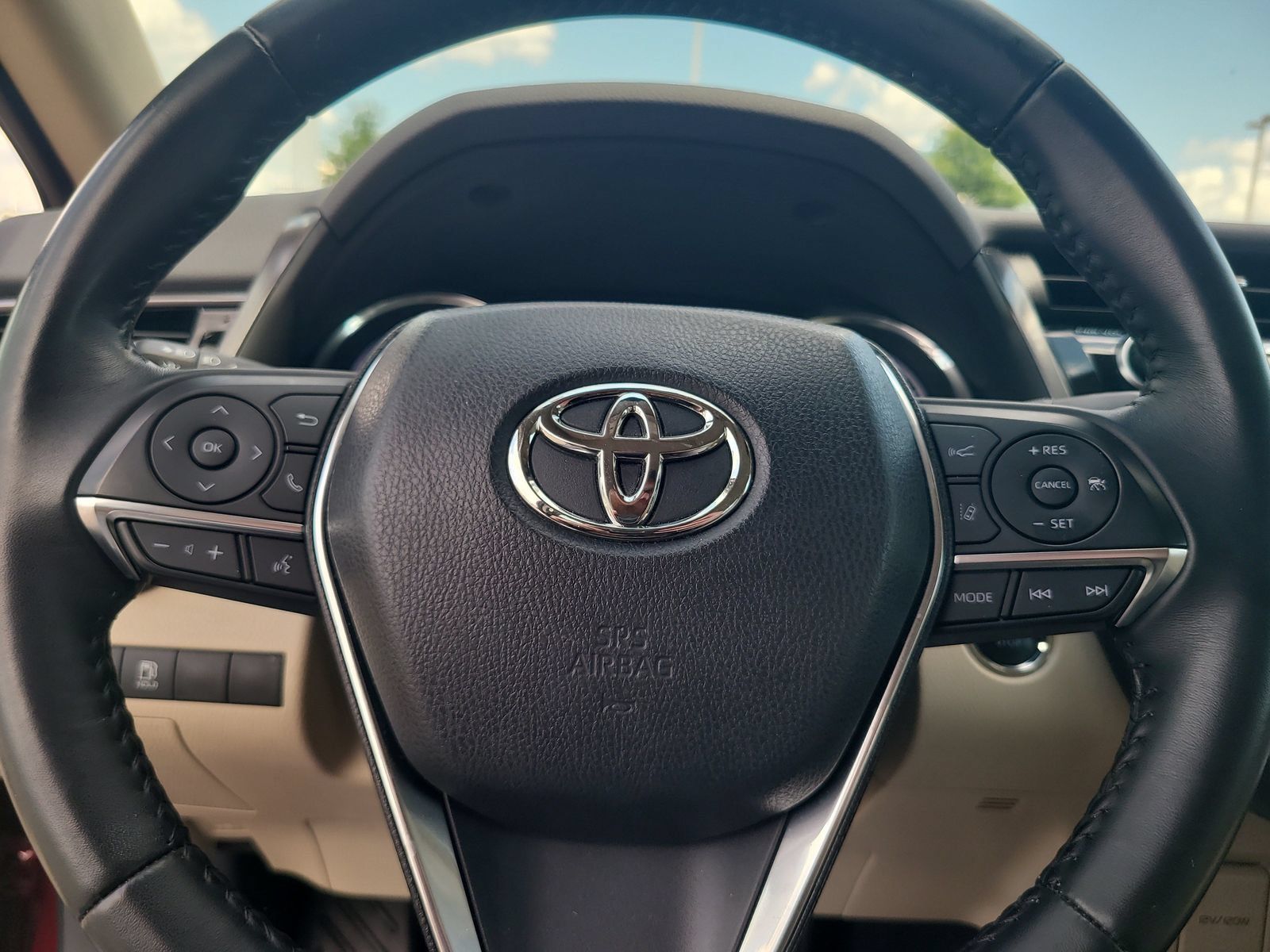 Used 2020 Toyota Camry XLE FWD image 13