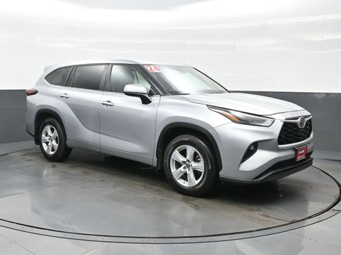 Used 2024 Toyota Highlander LE AWD/4WD image 8