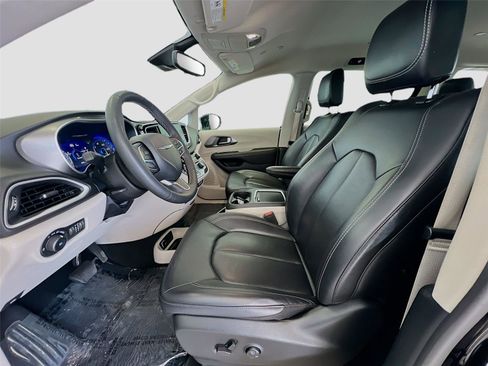 Used 2024 Chrysler Pacifica Touring-L image 5