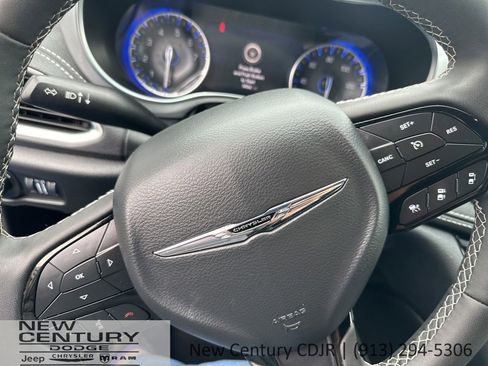 Used 2025 Chrysler Pacifica Limited FWD image 34
