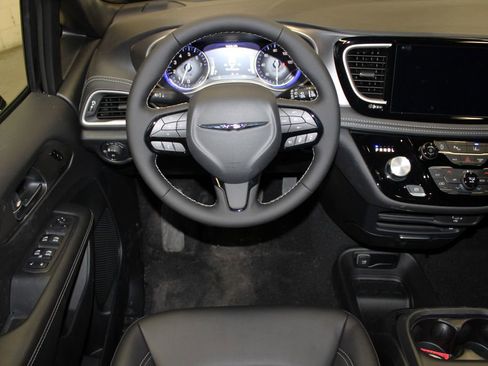 New 2026 Chrysler Pacifica Select image 12
