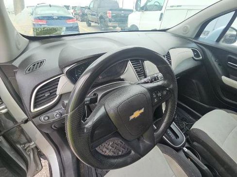 Used 2019 Chevrolet Trax LS FWD image 2