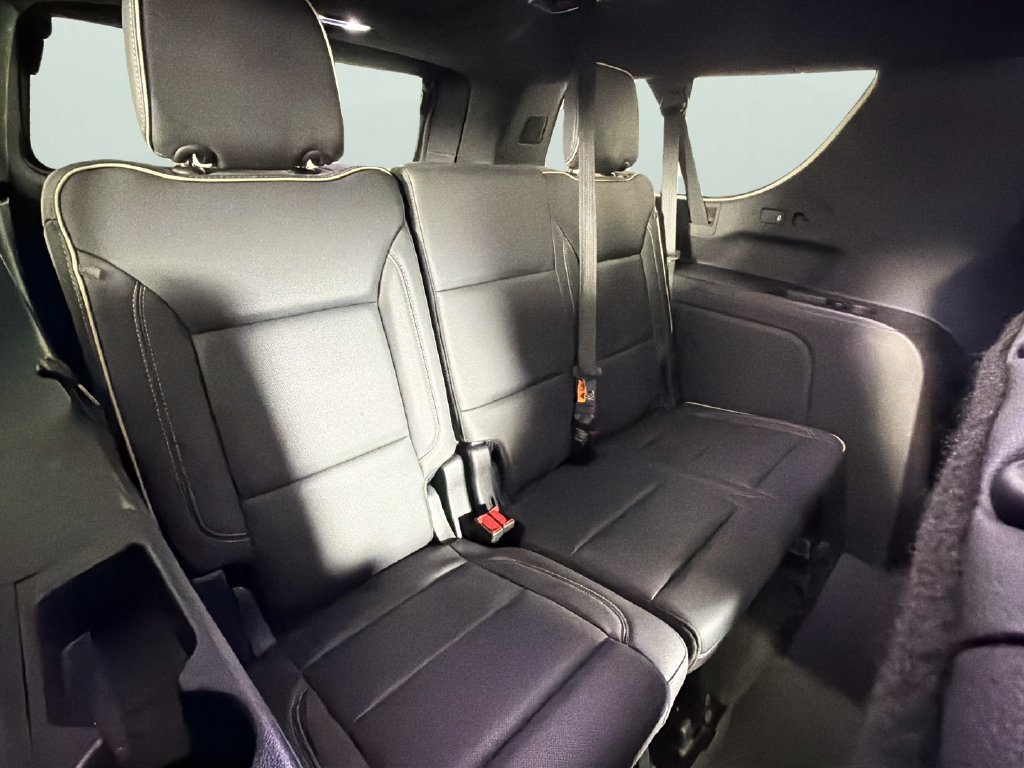 Used 2025 Chevrolet Suburban Premier RWD image 31