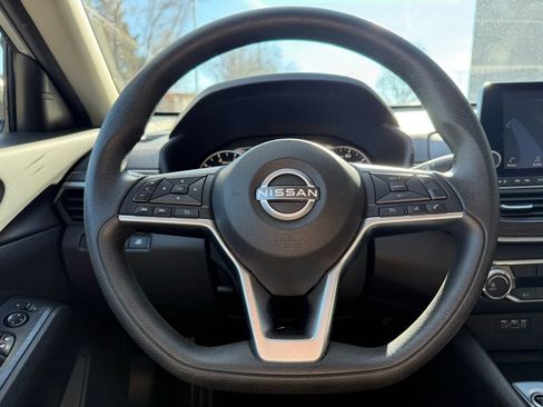 Used 2024 Nissan Altima 2.5 SV image 8