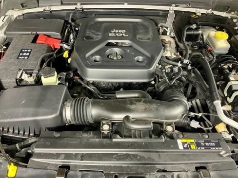 Used 2018 Jeep Wrangler Unlimited Sahara AWD/4WD image 8
