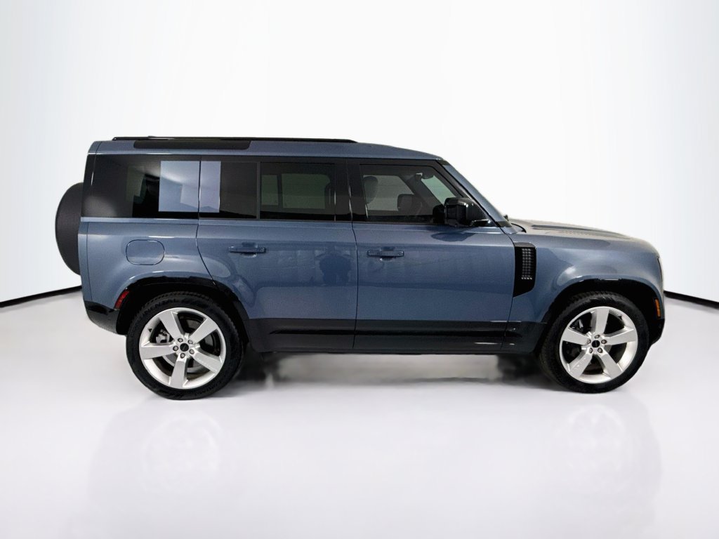 Used 2026 Land Rover Defender 110 X-Dynamic SE AWD/4WD image 4