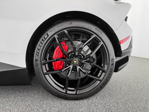 Used 2018 Lamborghini Huracan Performante AWD/4WD image 31