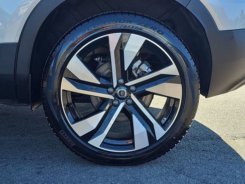 Used 2025 Volvo XC40 B5 Plus image 38