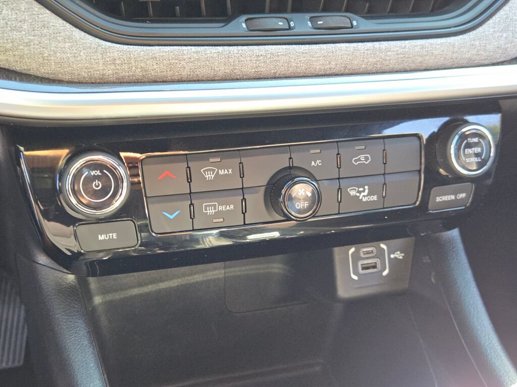 Used 2024 Jeep Compass Latitude AWD/4WD image 31