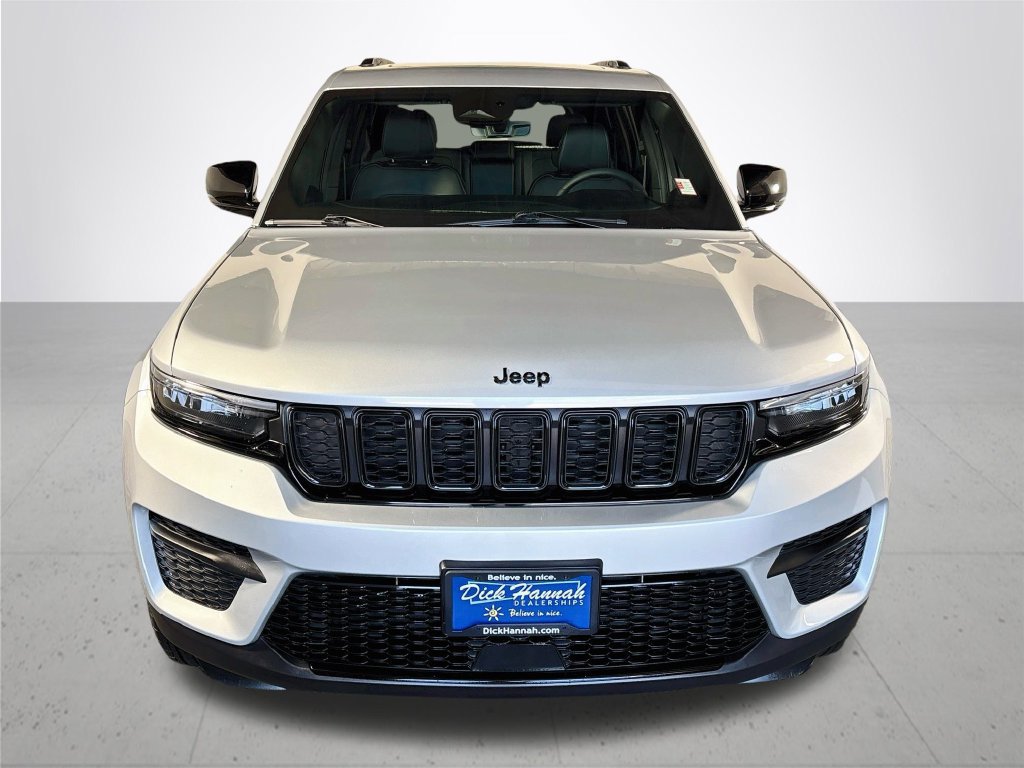 Used 2025 Jeep Grand Cherokee Altitude AWD/4WD image 3