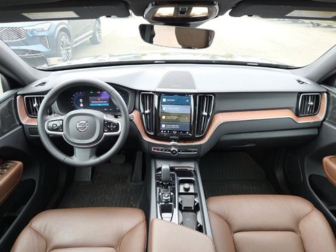 Certified 2023 Volvo XC60 B5 Plus w/ Protection Package Premier image 5