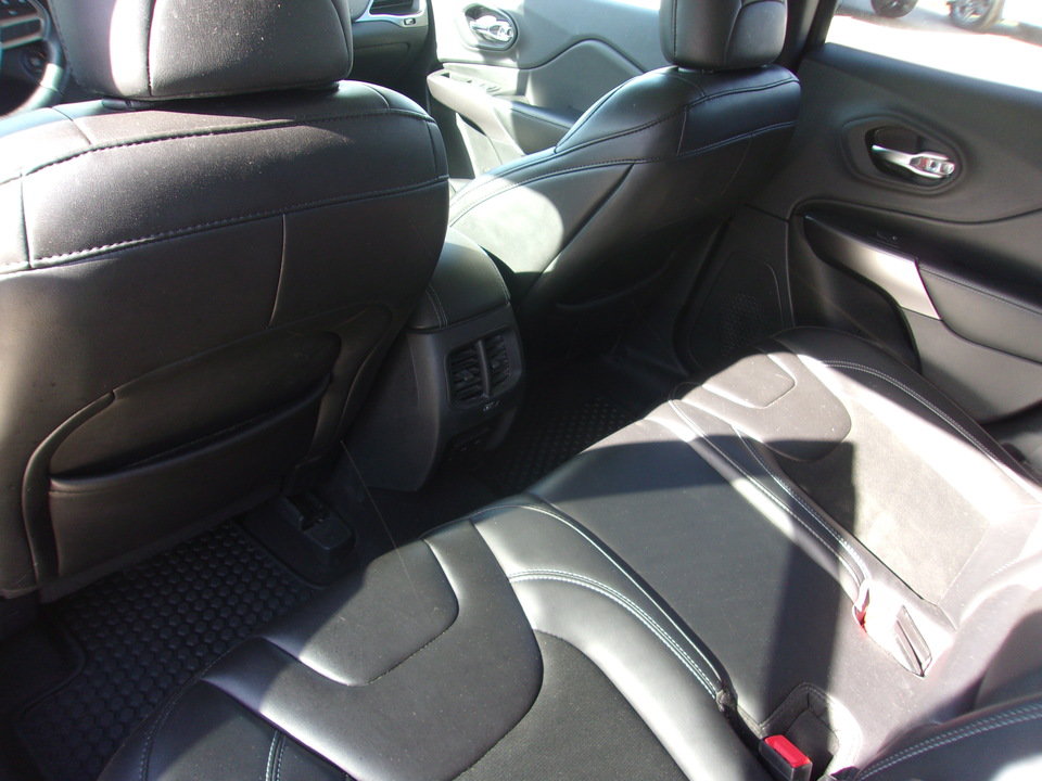 Used 2019 Jeep Cherokee Latitude Plus w/ Cold Weather Group AWD/4WD image 19
