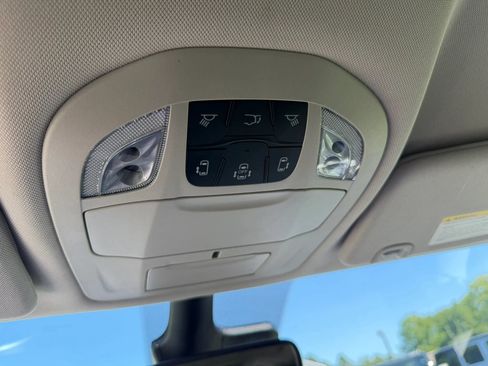 Used 2023 Chrysler Pacifica Touring-L w/ Uconnect Theater Family Group FWD image 31