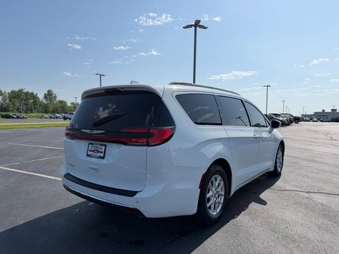 Used 2022 Chrysler Pacifica Touring-L FWD image 6