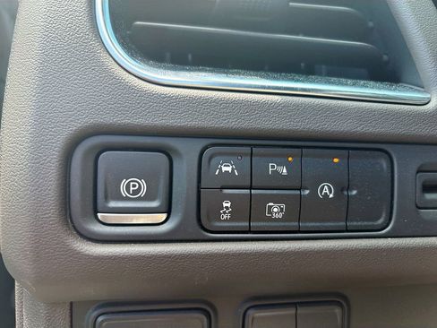 Used 2024 GMC Yukon XL SLT w/ SLT Luxury Package image 44