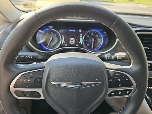 Used 2023 Chrysler Pacifica Touring-L FWD image 21