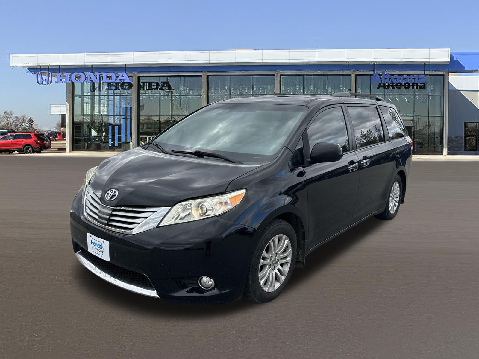 Used 2013 Toyota Sienna XLE w/ Entertainment Pkg FWD image 1