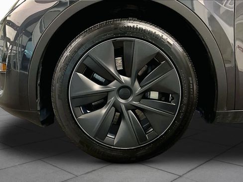 Used 2024 Tesla Model Y 2WD image 9