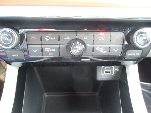 Used 2024 Jeep Compass Limited image 29