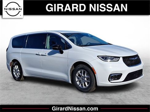 Used 2024 Chrysler Pacifica Touring-L image 1