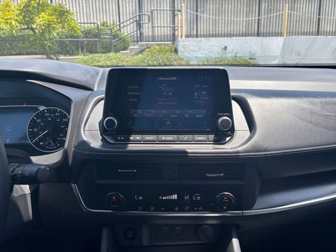 Used 2025 Nissan Rogue SV FWD image 17